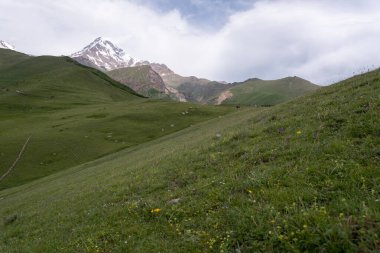 Gürcistan, Kazbegi 'nin dağ sıraları, iki dağın üçgen şeklini oluşturduğu ve üzerlerinde beyaz karla kaplı bir dağ baharatı bulunan yer.