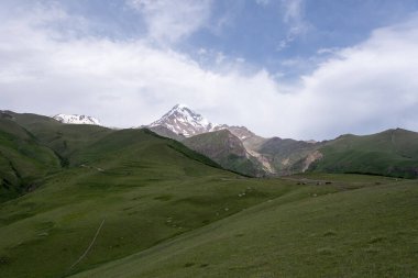 Gürcistan, Kazbegi 'nin dağ sıraları, iki dağın üçgen şeklini oluşturduğu ve üzerlerinde beyaz karla kaplı bir dağ baharatı bulunan yer.