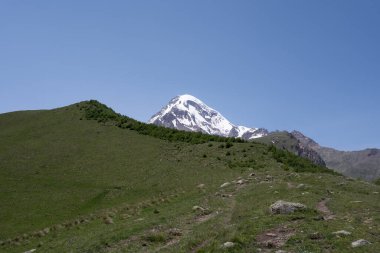 Gürcistan, Kazbegi 'nin dağ sıraları, iki dağın üçgen şeklini oluşturduğu ve üzerlerinde beyaz karla kaplı bir dağ baharatı bulunan yer.