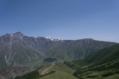 Gürcistan, Kazbegi 'nin dağ sıraları, iki dağın üçgen şeklini oluşturduğu ve üzerlerinde beyaz karla kaplı bir dağ baharatı bulunan yer.
