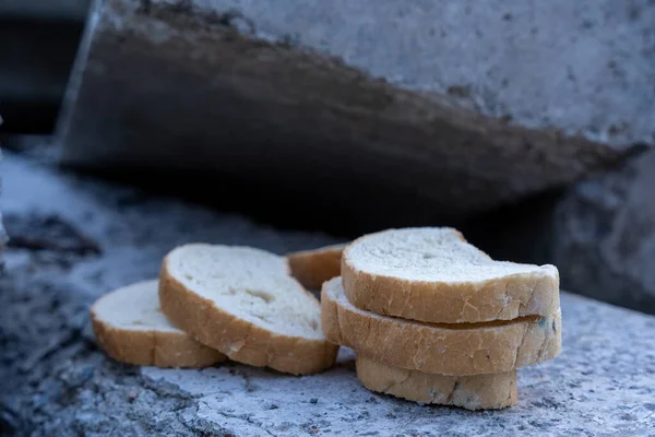 Pane Bianco Essiccato Trova Una Superficie Pietra Fuori Sulla Strada — Foto Stock