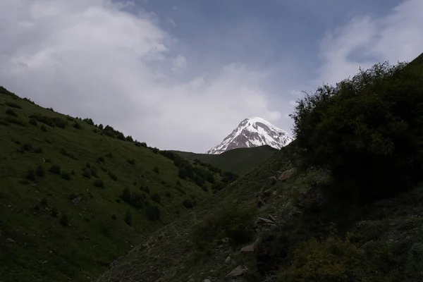 Pasma Górskie Gruzji Kazbegi Gdzie Dwie Góry Tworzą Trójkątny Kształt — Zdjęcie stockowe