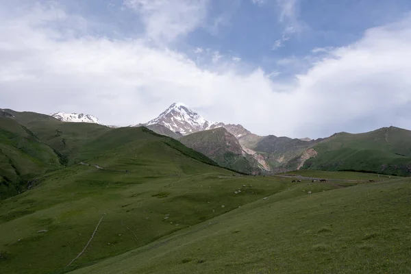 Cadeias Montanhosas Geórgia Kazbegi Onde Duas Montanhas Formam Uma Forma — Fotografia de Stock