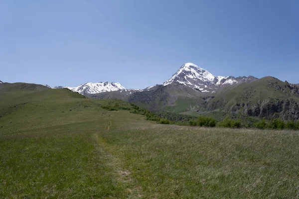 Οροσειρές Της Γεωργίας Καζμπέι Όπου Δύο Βουνά Σχηματίζουν Ένα Τριγωνικό — Φωτογραφία Αρχείου