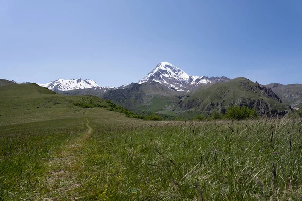 Catene Montuose Della Georgia Kazbegi Dove Due Montagne Formano Una — Foto Stock