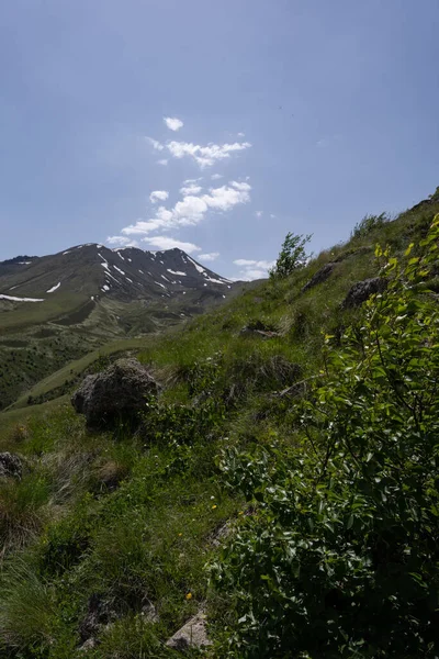 Οροσειρές Της Γεωργίας Καζμπέι Όπου Δύο Βουνά Σχηματίζουν Ένα Τριγωνικό — Φωτογραφία Αρχείου