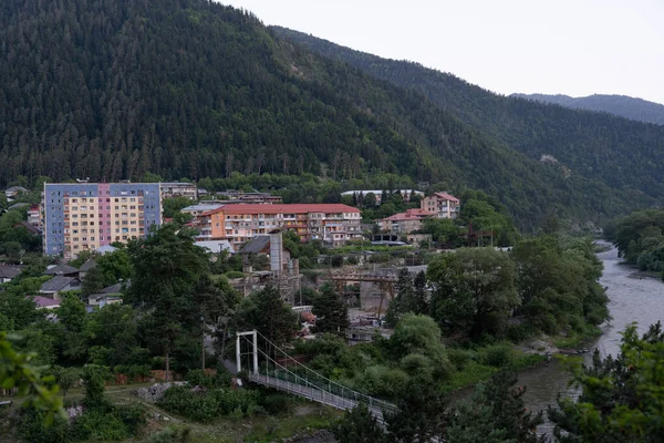 Köyün Çevresindeki Yeşil Dağları Kahverengi Çatıları Görebileceğiniz Yüksek Bir Tepeden — Stok fotoğraf