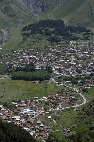Köyün Çevresindeki Yeşil Dağları Kahverengi Çatıları Görebileceğiniz Yüksek Bir Tepeden — Stok fotoğraf