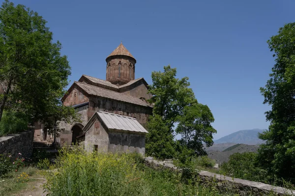 Gürcistan Yüksek Dağlarında Yanında Yeşil Ağaçlar Arkasında Güzel Mavi Bir — Stok fotoğraf