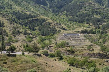 Kenarları çitlerle çevrili güzel, muhteşem bir dağ yolu. Klan köyünü görebileceğiniz mesafede.