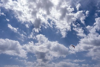 Parlak güneşin koktuğu açık beyaz bulutların olduğu olağanüstü güzel mavi gökyüzü