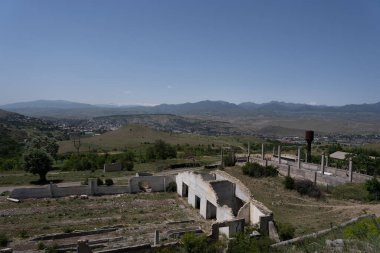 Tepeden vadiye, ahırın eski beton kalıntılarının ön planda olduğu yere.