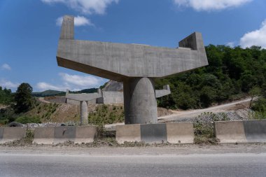 Otoyolun kenarına yeni beton köprü destekleri inşa edildi.