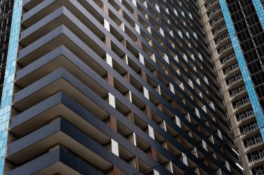 İlginç bir desen ve süs oluşturan çok büyük bir apartman.