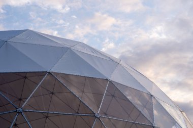 Arkasında şeffaf malzemeler olan büyük çadır yapılar. Güzel gökyüzünü görebiliyorsunuz.