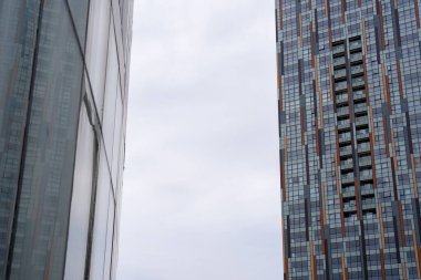 Çok büyük bir apartman dairesi. İlginç bir desen ve süs oluşturuyor. Arkasında da açık bir gökyüzü var.