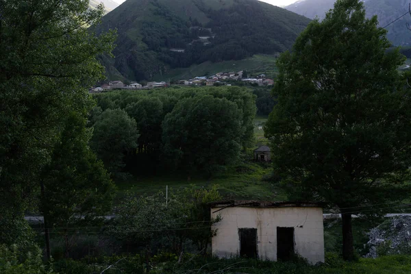 Gürcistan Yüksek Dağlarını Görebileceğiniz Karanlık Bir Tepenin Arkasındaki Vadide Eski — Stok fotoğraf