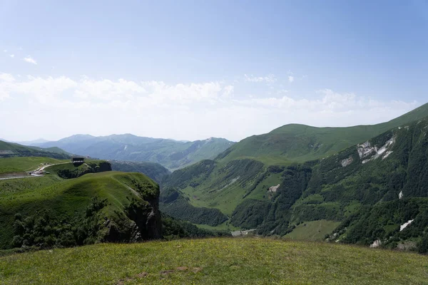グルジアのカズベギ山脈は緑で空は澄んでいます — ストック写真