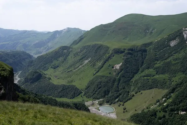 Οροσειρές Καζμπέι Στη Γεωργία Είναι Πράσινες Και Έχουν Καθαρό Ουρανό — Φωτογραφία Αρχείου