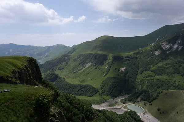 Catene Montuose Kazbegi Georgia Sono Verdi Hanno Cielo Limpido Sopra — Foto Stock