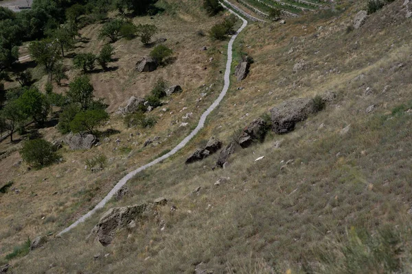 Georgiens Felsige Berge Mit Grünen Büschen Den Rändern Und Einer — Stockfoto