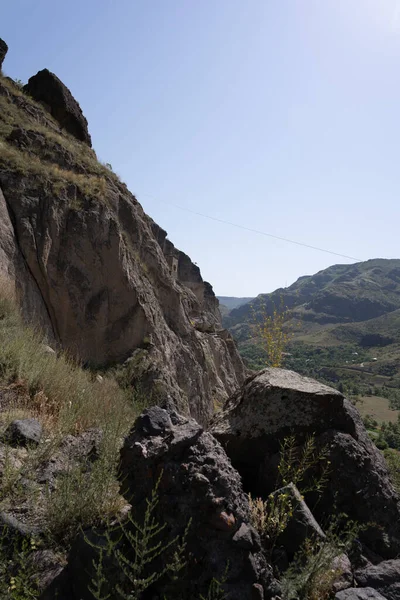 Bergblick Vordergrund Schöne Dunkle Steine Stehen Die Sonne Scheint — Stockfoto