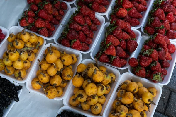 Rote Schmackhafte Erdbeeren Und Gelbe Kleine Früchte Werden Leuchtend Weißen — Stockfoto