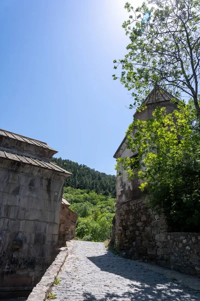 Eski Kalenin Avlusunda Bir Yaz Günü Iki Taş Kule Birkaç — Stok fotoğraf