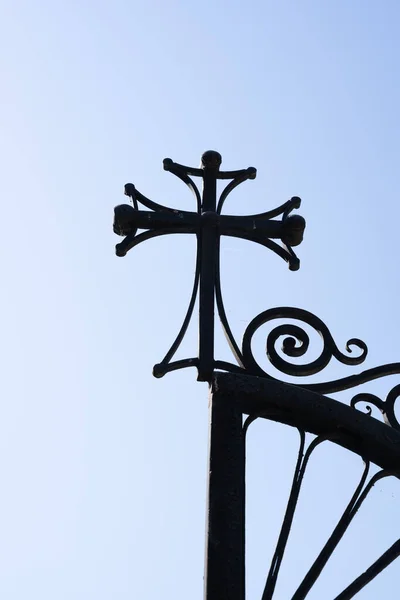 Schmiedeeiserne Tore Mit Einem Kreuz Der Gläubigen Ganz Ende Hintergrund — Stockfoto