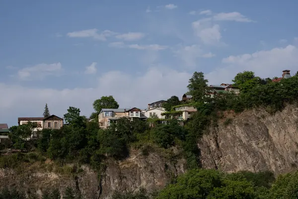 Mavi Gökyüzü Altında Parlak Bulutlar Var Uçurumun Kenarında Çeşitli Çatıları — Stok fotoğraf