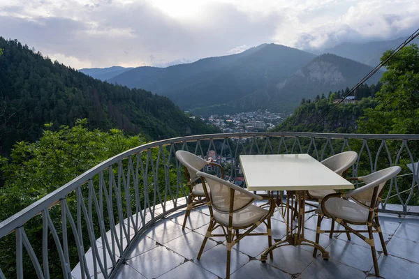 Eine Schöne Restaurantterrasse Mit Einem Metallgeländer Hoch Den Georgischen Bergen — Stockfoto