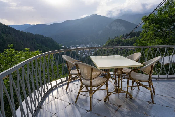 Eine Schöne Restaurantterrasse Mit Einem Metallgeländer Hoch Den Georgischen Bergen — Stockfoto
