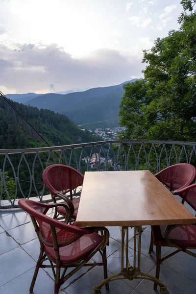Borjomi Nin Gürcistan Dağlarında Demir Parmaklıkları Olan Güzel Bir Restoran — Stok fotoğraf
