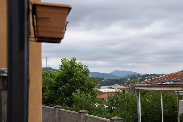 Utsikt Från Balkongen Där Kan Det Rostiga Taket Och Bakom — Stockfoto