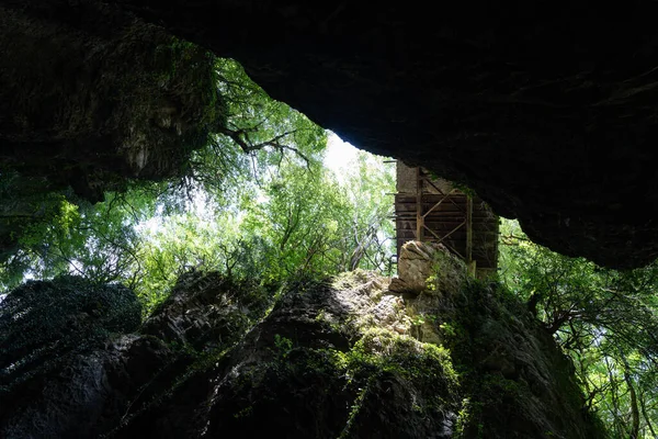 Mağaranın Tepesinden Gizemli Manzara Kayalıkları Aralarında Güneşin Parladığı Yeşil Ağaçları — Stok fotoğraf