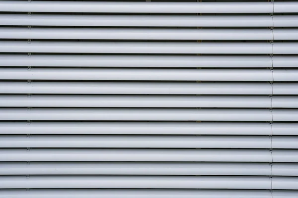 Weiße Große Jalousien Mit Horizontalen Linien Bilden Ein Interessantes Muster — Stockfoto