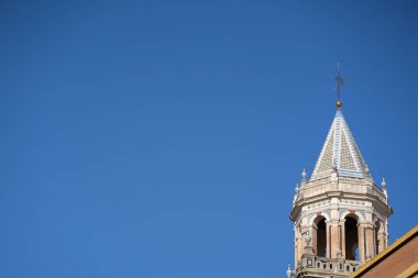 İspanya 'nın eski kasabasındaki kilisenin taş kulesi mavi gökyüzü olan bir haçtır.