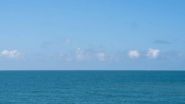 Oceano Con Acqua Blu Cielo Blu Con Alcune Nuvole Con — Foto Stock