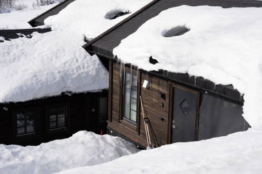 Norveç dağlarındaki dağ evinde, evin karanlık çatısına bir sürü beyaz kar yağdı.