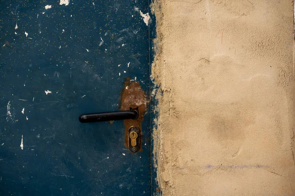 Niebieskie Stare Metalowe Drzwi Czarnym Uchwytem Ścianie Betonowego Budynku — Zdjęcie stockowe