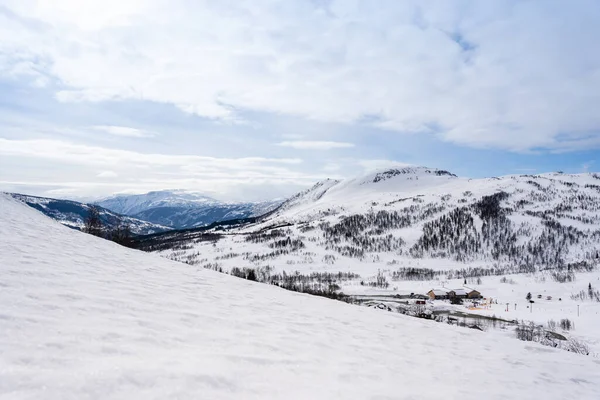 Norveç Teki Beyaz Karlı Dağların Üzerinde Yumuşak Kabarık Bulutları Olan — Stok fotoğraf