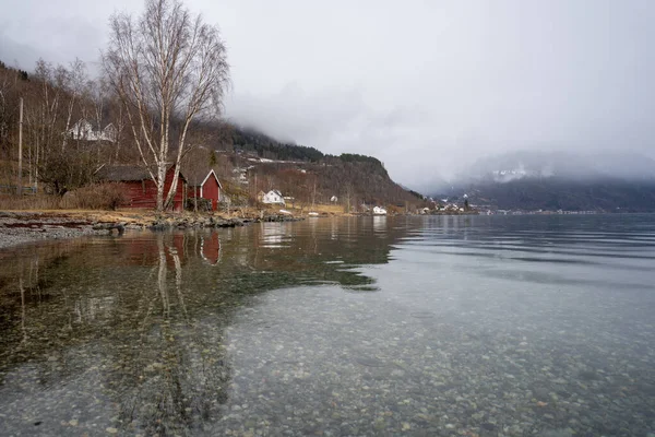 Norwegischer Fjord Mit Klarem Wasser Frühjahr Wenn Den Bergen Noch — Stockfoto