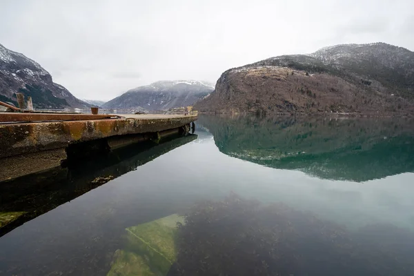 ノルウェーのフィヨルドにある古い放棄されたボートドックで — ストック写真