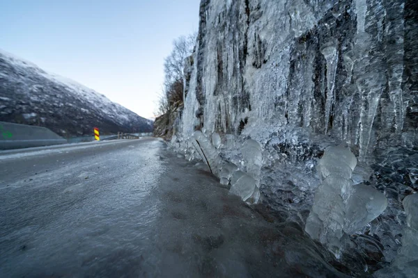 얼음이 고드름은 길가에 — 스톡 사진