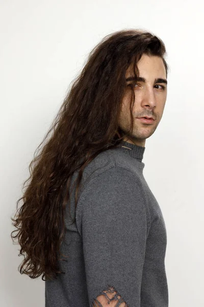 Atractivo Joven Con Pelo Rizado Muy Largo Está Posando Estudio — Foto de Stock