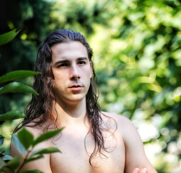 Attraente Ragazzo Con Capelli Molto Lunghi Posa Natura Modellazione Concetto — Foto Stock