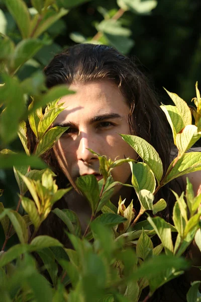 Cara Atraente Com Cabelo Muito Longo Está Posando Natureza Modelagem — Fotografia de Stock