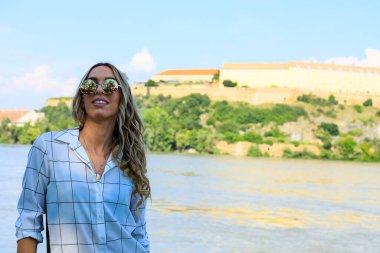 Şehirde poz veren güzel sarışın kız. Tarz, trendler, moda konsepti.