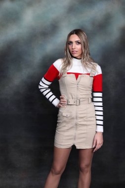 Güzel, göz kamaştırıcı sarışın kız izole arka planda stüdyoda poz veriyor. Tarz, trendler, moda konsepti.