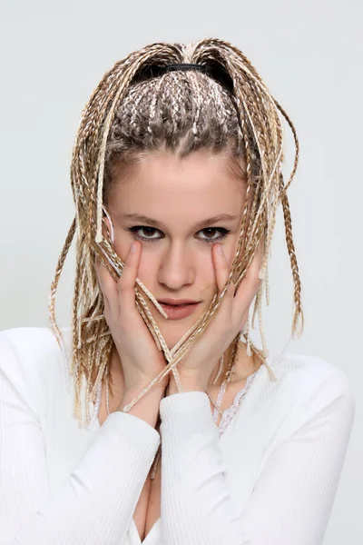 Entzückende Teenager Mädchen Mit Blonden Afro Zöpfen Posieren Studio Auf — Stockfoto
